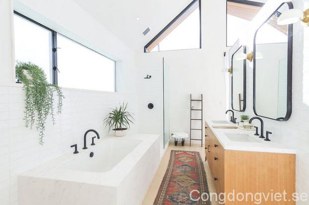  Không gian tắm táp hàng ngày được bố trí phía trong cùng của tầng 1, tiện lợi và rộng rãi với gam màu trắng giản dị mà tinh khôi. 