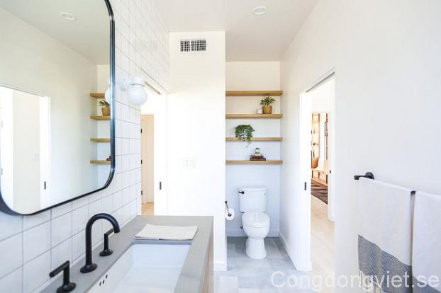  Phòng tắm trên tầng hai được đặt ở phía trong cùng của hai phòng ngủ, đơn giản và tinh tế với màu trắng. 